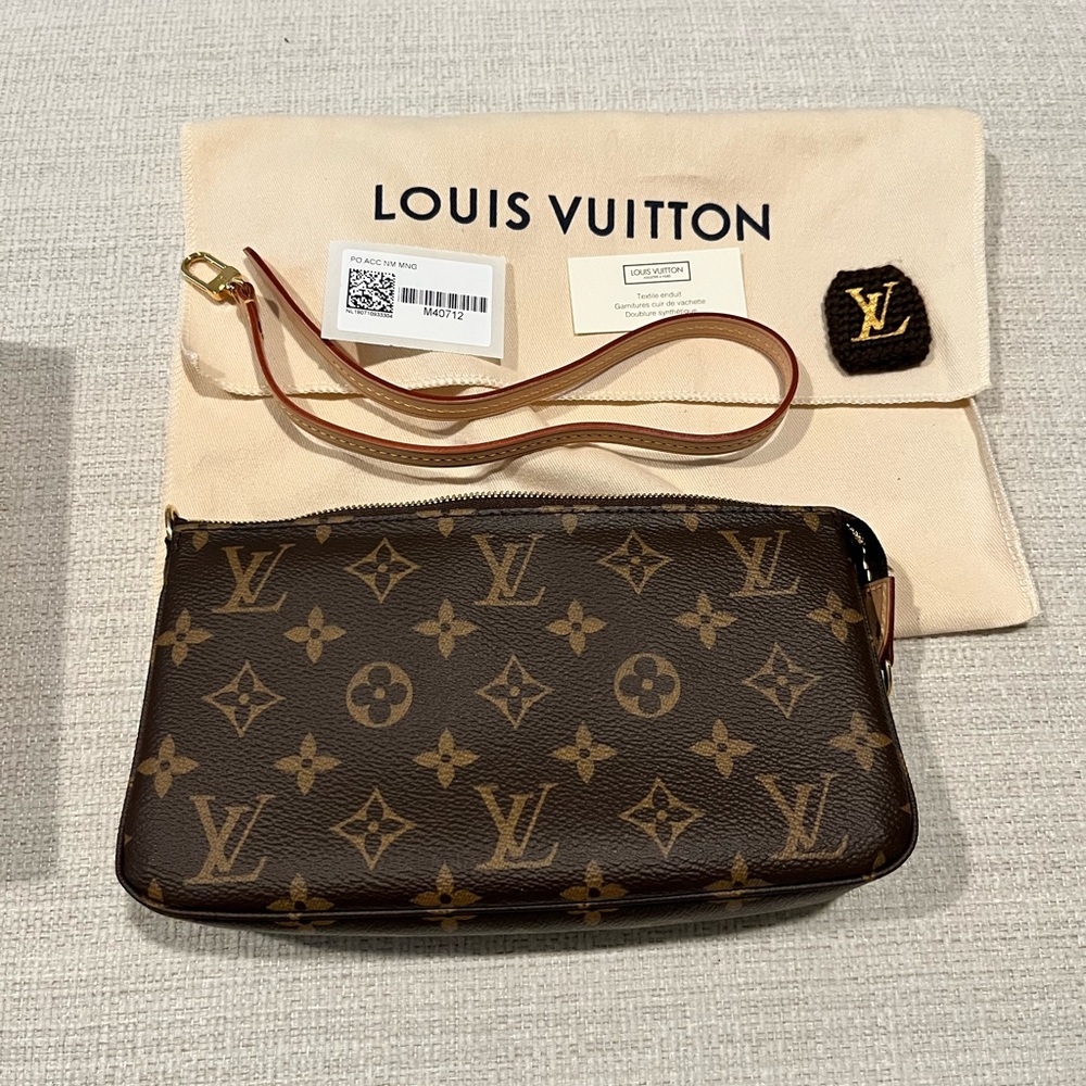 Authentic Louis Vuitton Pochette Accessories NM in the Monogram - Picture 2 of 16